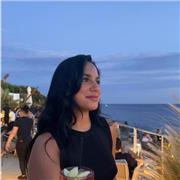 Laureata in lingue straniere specializzate in affari e commercio in Francia